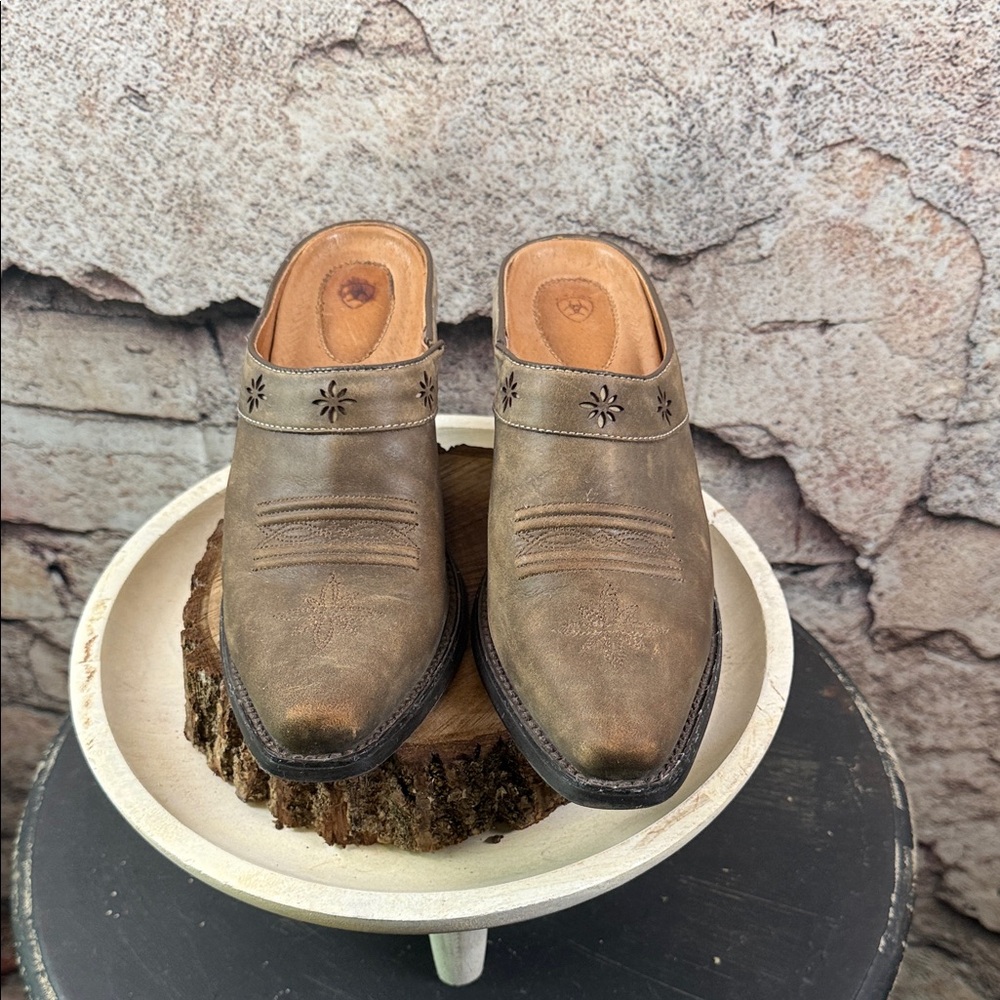 Ariat Tan Leather Mules with Star Accents size 8   S73